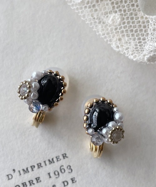 tone（トーン）の「【mallelabrocante/マルラブロカント】2種の天然石とヴィンテージパールの痛みにくいオーバルプチフラワーイヤリング（イヤリング・レディース・ブラック/グレー/ホワイト・FREE）」の3枚目の写真