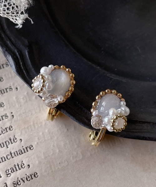 tone（トーン）の「【mallelabrocante/マルラブロカント】2種の天然石とヴィンテージパールの痛みにくいオーバルプチフラワーイヤリング（イヤリング・レディース・ブラック/グレー/ホワイト・FREE）」の4枚目の写真
