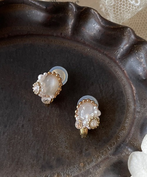 tone（トーン）の「【mallelabrocante/マルラブロカント】2種の天然石とヴィンテージパールの痛みにくいオーバルプチフラワーイヤリング（イヤリング・レディース・ブラック/グレー/ホワイト・FREE）」の6枚目の写真