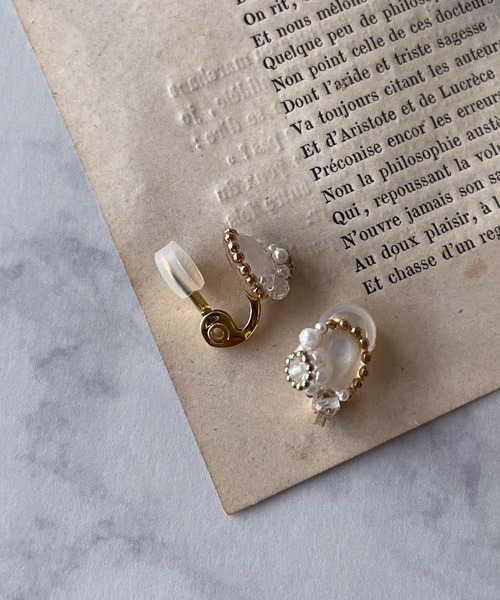 tone（トーン）の「【mallelabrocante/マルラブロカント】2種の天然石とヴィンテージパールの痛みにくいオーバルプチフラワーイヤリング（イヤリング・レディース・ブラック/グレー/ホワイト・FREE）」の7枚目の写真