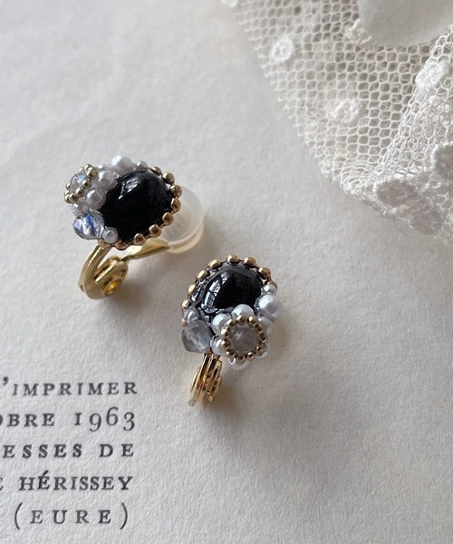 tone（トーン）の「【mallelabrocante/マルラブロカント】2種の天然石とヴィンテージパールの痛みにくいオーバルプチフラワーイヤリング（イヤリング・レディース・ブラック/グレー/ホワイト・FREE）」の8枚目の写真
