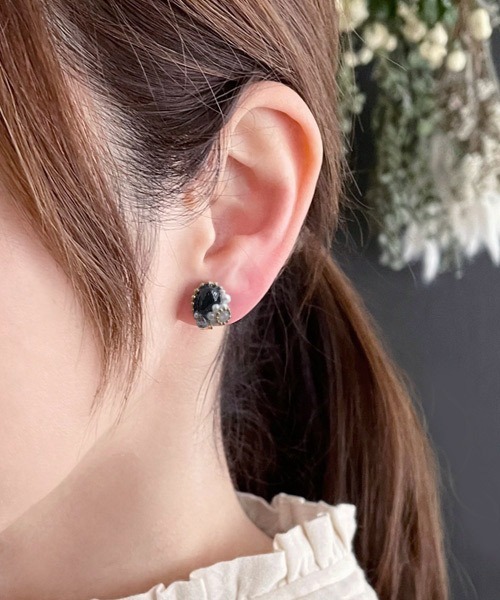 tone（トーン）の「【mallelabrocante/マルラブロカント】2種の天然石とヴィンテージパールの痛みにくいオーバルプチフラワーイヤリング（イヤリング・レディース・ブラック/グレー/ホワイト・FREE）」の9枚目の写真