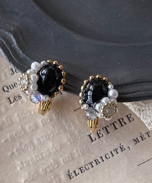 tone（トーン）の「【mallelabrocante/マルラブロカント】2種の天然石とヴィンテージパールの痛みにくいオーバルプチフラワーイヤリング（イヤリング・レディース・ブラック/グレー/ホワイト・FREE）」の11枚目の写真