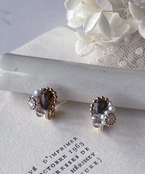 tone（トーン）の「【mallelabrocante/マルラブロカント】2種の天然石とヴィンテージパールの痛みにくいオーバルプチフラワーイヤリング（イヤリング・レディース・ブラック/グレー/ホワイト・FREE）」の12枚目の写真