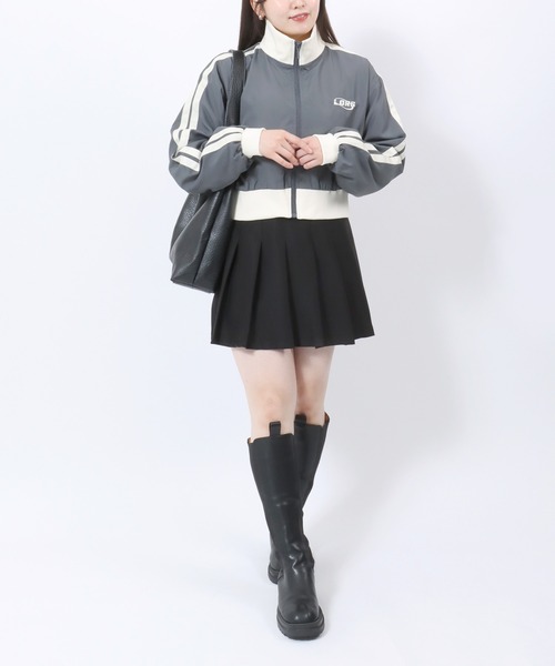 Salong hameu(サロン ハミュー)の「ショート丈 サイドライン トラックジャケット スタンドネック ブルゾン(ナイロンジャケット・レディース・チャコールグレー/アイボリー/ブラック・M/L)」の20枚目の写真