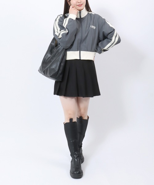 Salong hameu(サロン ハミュー)の「ショート丈 サイドライン トラックジャケット スタンドネック ブルゾン(ナイロンジャケット・レディース・チャコールグレー/アイボリー/ブラック・M/L)」の21枚目の写真