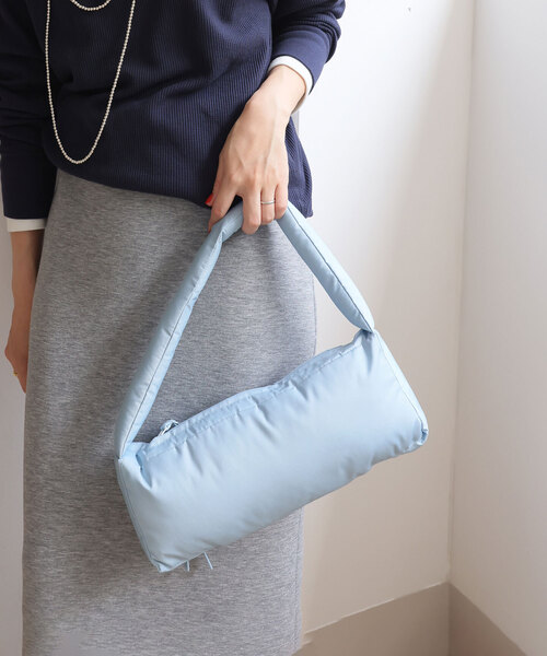 SLOBE IENA（スローブイエナ）の「kokyo/コキョウ puff bag RO001-00143（ハンドバッグ・レディース・ブラック/スカイブルー・FREE）」の2枚目の写真