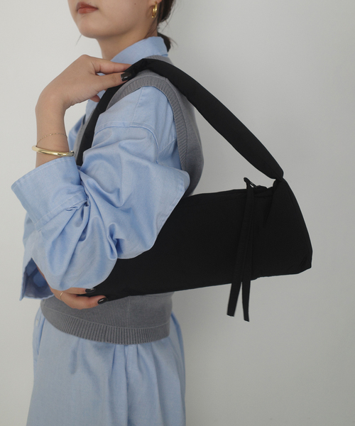 SLOBE IENA（スローブイエナ）の「kokyo/コキョウ puff bag RO001-00143（ハンドバッグ・レディース・ブラック/スカイブルー・FREE）」の3枚目の写真
