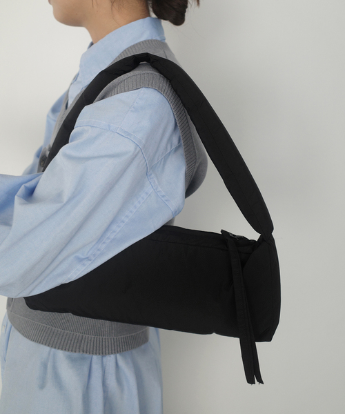 SLOBE IENA（スローブイエナ）の「kokyo/コキョウ puff bag RO001-00143（ハンドバッグ・レディース・ブラック/スカイブルー・FREE）」の4枚目の写真