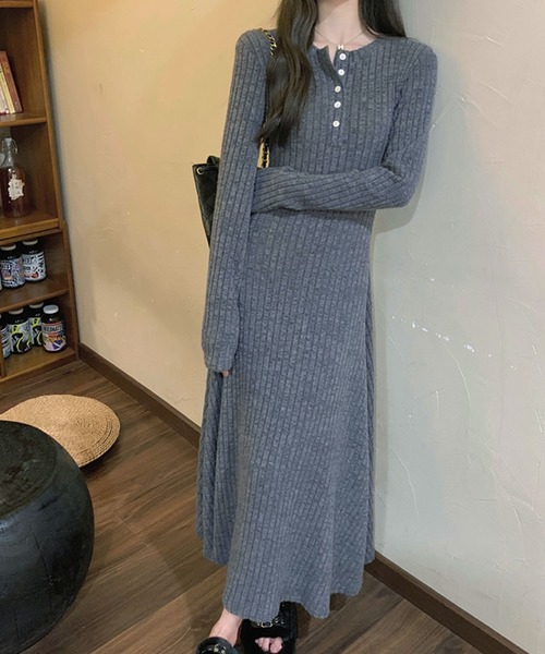 Primazel(プリマゼル)の「胸元ボタンニットロングワンピース(ワンピース・レディース・ライトグレー/チャコールグレー・MEDIUM)」の2枚目の写真