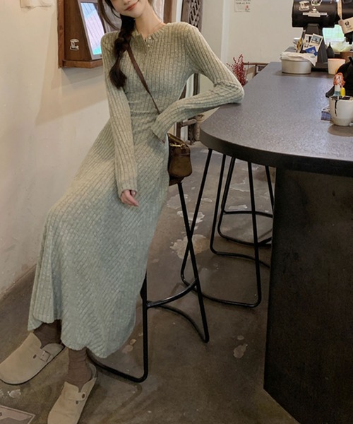 Primazel(プリマゼル)の「胸元ボタンニットロングワンピース(ワンピース・レディース・ライトグレー/チャコールグレー・MEDIUM)」の11枚目の写真