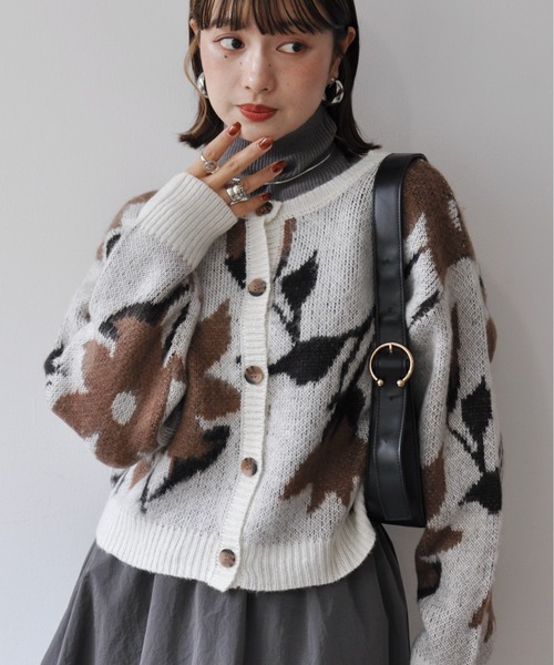 Meli rich（メリーリッチ）の「2WAYニュアンスフラワー柄ショート丈カーディガン（カーディガン/ボレロ・レディース・モカ/グレー/アイボリー・MEDIUM）」の3枚目の写真