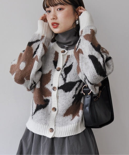 Meli rich（メリーリッチ）の「2WAYニュアンスフラワー柄ショート丈カーディガン（カーディガン/ボレロ・レディース・モカ/グレー/アイボリー・MEDIUM）」の5枚目の写真