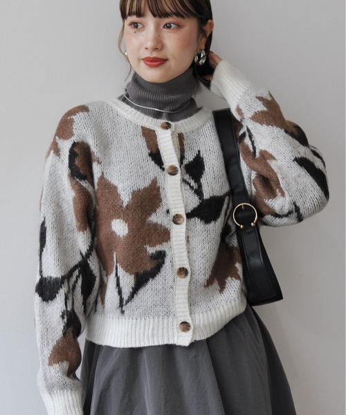 Meli rich（メリーリッチ）の「2WAYニュアンスフラワー柄ショート丈カーディガン（カーディガン/ボレロ・レディース・モカ/グレー/アイボリー・MEDIUM）」の7枚目の写真
