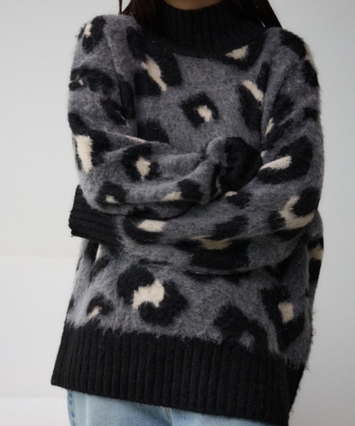 AZUL by moussy(アズールバイマウジー)の「レオパートジャガードニットトップス(ニット/セーター・レディース・ベージュ系その他/グレー系その他・FREE)」の1枚目の写真