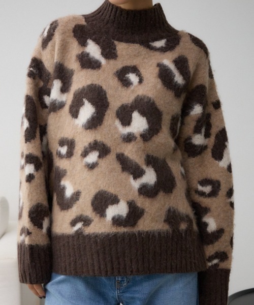 AZUL by moussy(アズールバイマウジー)の「レオパートジャガードニットトップス(ニット/セーター・レディース・ベージュ系その他/グレー系その他・FREE)」の2枚目の写真