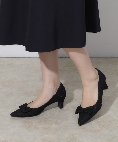 couture brooch（クチュールブローチ）の「サイドカットリボンパンプス（パンプス・レディース・ナチュラル/ブラック・30/35/45）」の3枚目の写真
