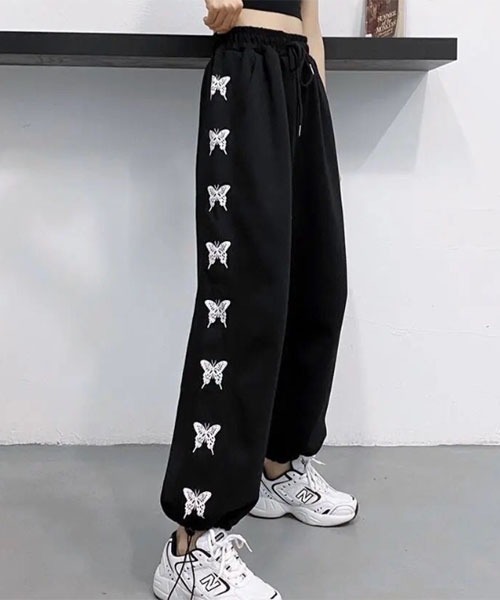 Mayree(メイリー)の「【Mayree】サイド バタフライ 蝶々 ドロストデザイン スウェットパンツ(スウェットパンツ・レディース・ブラック/グレー・MEDIUM/LARGE/X-LARGE)」の4枚目の写真