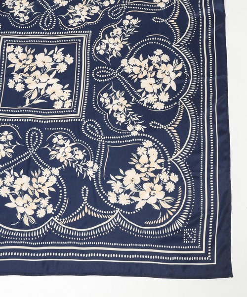 Andemiu（アンデミュウ）の「フラワーガラスカーフ322612（バンダナ/スカーフ・レディース・ライトブルー/アイボリー/ネイビー・FREE）」の10枚目の写真