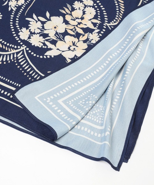 Andemiu（アンデミュウ）の「フラワーガラスカーフ322612（バンダナ/スカーフ・レディース・ライトブルー/アイボリー/ネイビー・FREE）」の12枚目の写真