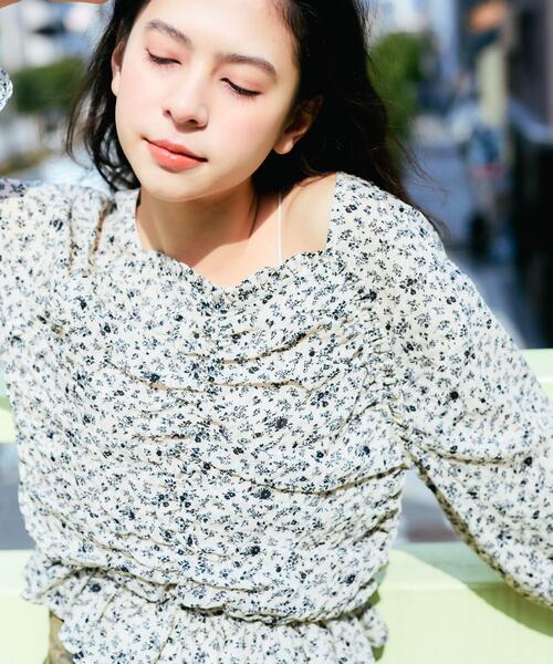 KBF（ケイビーエフ）の「フラワープリントビスチェブラウス（シャツ/ブラウス・レディース・ブラック/アイボリー・ONE）」の3枚目の写真