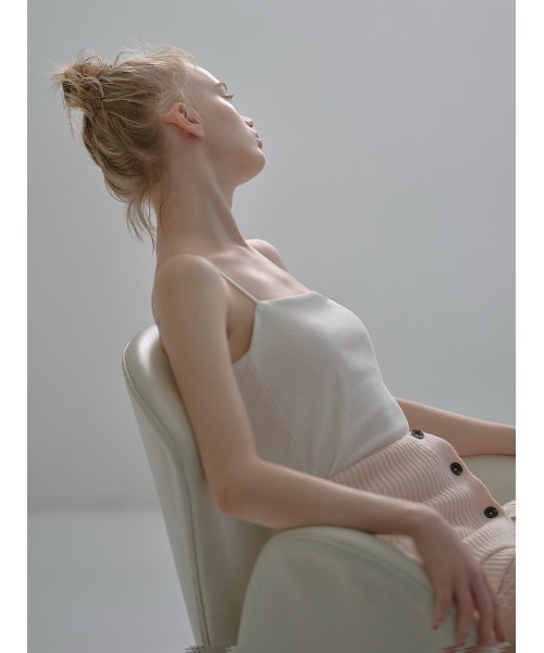 UNDERSON UNDERSON(アンダーソン アンダーソン)の「バックオープンリブキャミソール(キャミソール・レディース・オレンジ/ブラック/チャコールグレー/オフホワイト・1/2)」の2枚目の写真