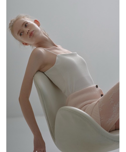 UNDERSON UNDERSON(アンダーソン アンダーソン)の「バックオープンリブキャミソール(キャミソール・レディース・オレンジ/ブラック/チャコールグレー/オフホワイト・1/2)」の5枚目の写真