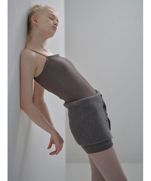 UNDERSON UNDERSON(アンダーソン アンダーソン)の「バックオープンリブキャミソール(キャミソール・レディース・オレンジ/ブラック/チャコールグレー/オフホワイト・1/2)」の11枚目の写真