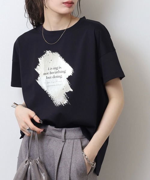 BRODIAEA(ブローディア)の「BRODIAEA 箔プリント 半袖Tシャツ カットソープルオーバー 日本製(Tシャツ/カットソー・レディース・グレー/ピンク/ベージュ/ネイビー/オフホワイト・40)」の4枚目の写真