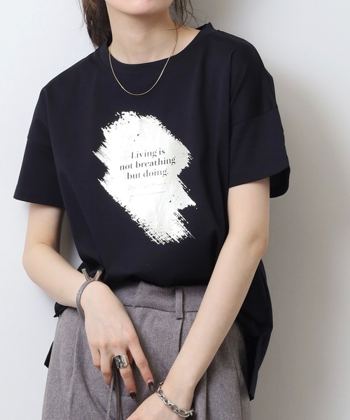 BRODIAEA(ブローディア)の「BRODIAEA 箔プリント 半袖Tシャツ カットソープルオーバー 日本製(Tシャツ/カットソー・レディース・グレー/ピンク/ベージュ/ネイビー/オフホワイト・40)」の14枚目の写真