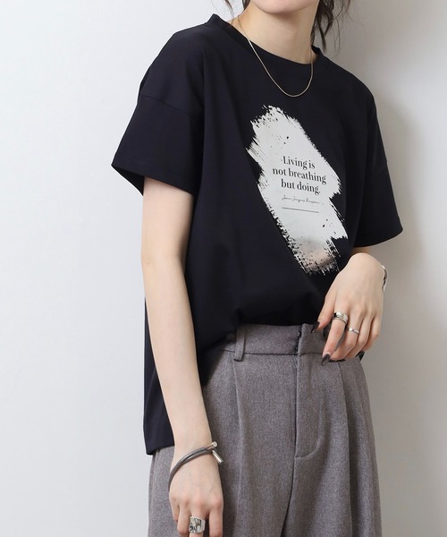 BRODIAEA(ブローディア)の「BRODIAEA 箔プリント 半袖Tシャツ カットソープルオーバー 日本製(Tシャツ/カットソー・レディース・グレー/ピンク/ベージュ/ネイビー/オフホワイト・40)」の16枚目の写真