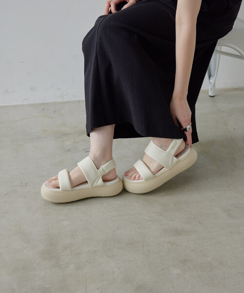 ear PAPILLONNER(イアパピヨネ)の「《WEB限定/サイズ展開23、24、25cm/厚底》【PUMA(プーマ)】ウィメンズ マユ パフィー サンダル/MAYU PUFFY SANDALS(サンダル・レディース・ホワイト/ブラック・23cm/24cm/25cm)」の19枚目の写真