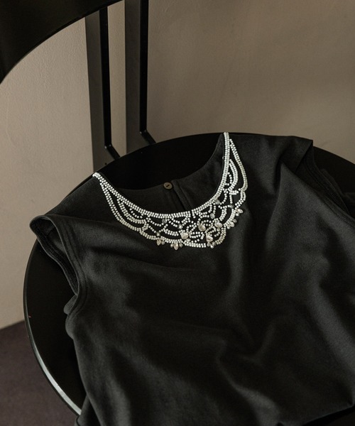 SALON adam et rope'(サロン アダム エ ロペ)の「ビジューエンブロイダリーノースリーブTシャツ(Tシャツ/カットソー・レディース・チャコールグレー/オフホワイト・FREE)」の2枚目の写真