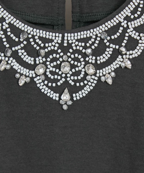 SALON adam et rope'(サロン アダム エ ロペ)の「ビジューエンブロイダリーノースリーブTシャツ(Tシャツ/カットソー・レディース・チャコールグレー/オフホワイト・FREE)」の14枚目の写真