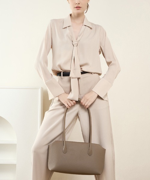 NiiNa(ニーナ)の「【 NiiNa / ニーナ 】高品質牛革 2way ロングショルダー 本革スクエアボストンバッグ(ボストンバッグ・レディース・ブラック/グレイッシュベージュ・FREE)」の2枚目の写真