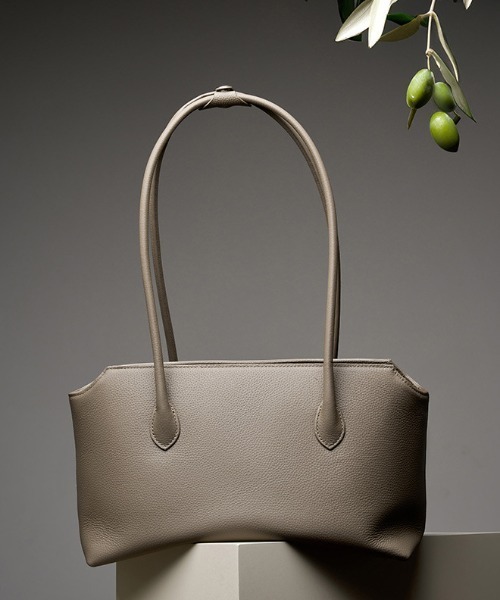 NiiNa(ニーナ)の「【 NiiNa / ニーナ 】高品質牛革 2way ロングショルダー 本革スクエアボストンバッグ(ボストンバッグ・レディース・ブラック/グレイッシュベージュ・FREE)」の14枚目の写真