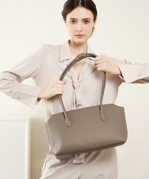 NiiNa(ニーナ)の「【 NiiNa / ニーナ 】高品質牛革 2way ロングショルダー 本革スクエアボストンバッグ(ボストンバッグ・レディース・ブラック/グレイッシュベージュ・FREE)」の17枚目の写真