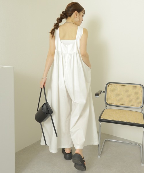 LAULEN(ローレン)の「square neck wide salopette /ギャザースクエアネックワイドサロペット(サロペット/オーバーオール・レディース・ブラック/ホワイト・FREE)」の4枚目の写真