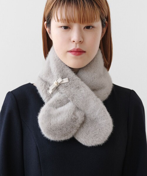 TOCCA(トッカ)の「BOW RIBBON FURTIPPET ティペット(マフラー・レディース・ベージュ系/ライトグレー系・F)」の2枚目の写真