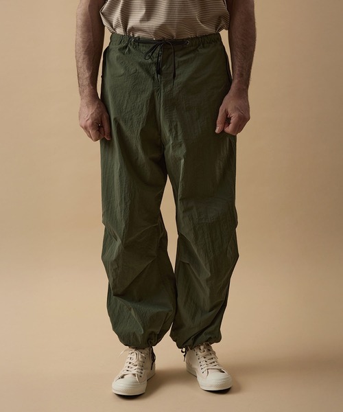 GORDON MILLER(ゴードンミラー)の「GORDON MILLER ライト テック パラシュート パンツ(その他パンツ・メンズ・ネイビー/グリーン・1/2/0)」の1枚目の写真