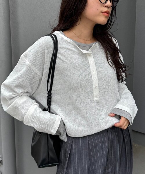 CIAOPANIC TYPY（チャオパニックティピー）の「【新色追加】2WAYシアーヘンリーネックTEE（Tシャツ/カットソー・レディース・グレー/オレンジ/サックスブルー/ホワイト/ブラック/アイボリー/ブルー/ブラウン/ピンク/バーガンディー/グレー系その他/ベビーピンク/ブルー系その他/ミント・ONE SIZE）」の18枚目の写真