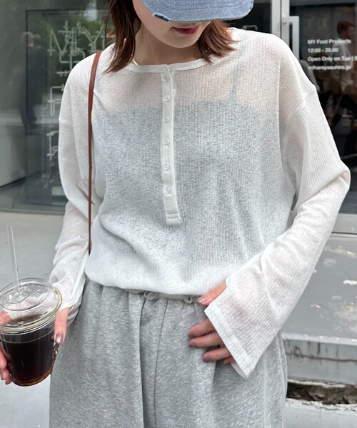 CIAOPANIC TYPY（チャオパニックティピー）の「【新色追加】2WAYシアーヘンリーネックTEE（Tシャツ/カットソー・レディース・グレー/オレンジ/サックスブルー/ホワイト/ブラック/アイボリー/ブルー/ブラウン/ピンク/バーガンディー/グレー系その他/ベビーピンク/ブルー系その他/ミント・ONE SIZE）」の20枚目の写真