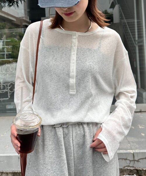 CIAOPANIC TYPY（チャオパニックティピー）の「【新色追加】2WAYシアーヘンリーネックTEE（Tシャツ/カットソー・レディース・グレー/オレンジ/サックスブルー/ホワイト/ブラック/アイボリー/ブルー/ブラウン/ピンク/バーガンディー/グレー系その他/ベビーピンク/ブルー系その他/ミント・ONE SIZE）」の21枚目の写真