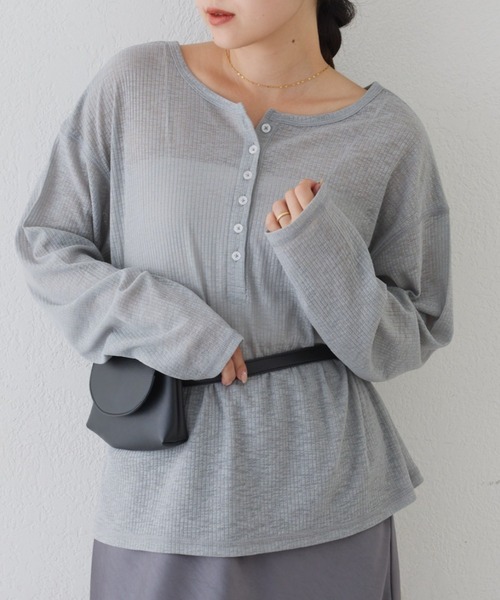 CIAOPANIC TYPY（チャオパニックティピー）の「【新色追加】2WAYシアーヘンリーネックTEE（Tシャツ/カットソー・レディース・グレー/オレンジ/サックスブルー/ホワイト/ブラック/アイボリー/ブルー/ブラウン/ピンク/バーガンディー/グレー系その他/ベビーピンク/ブルー系その他/ミント・ONE SIZE）」の5枚目の写真