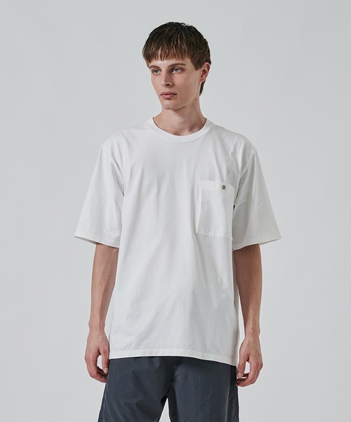 【White Mountaineering】別注 ONE EYELET POCKET TEE