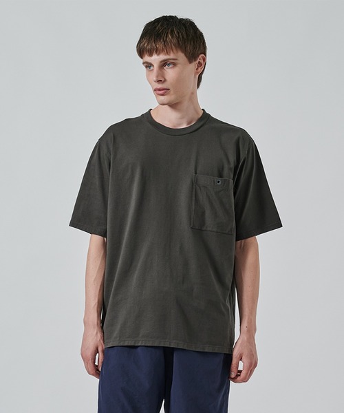 WHITE MOUNTAINEERING(ホワイトマウンテニアリング)の「【White Mountaineering】別注 ONE EYELET POCKET TEE(Tシャツ/カットソー・メンズ・ホワイト/ダークグレー/ブラック・2/1/3)」の3枚目の写真