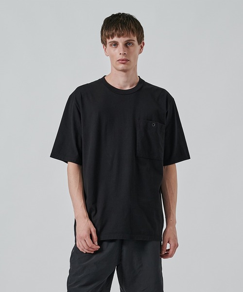WHITE MOUNTAINEERING(ホワイトマウンテニアリング)の「【White Mountaineering】別注 ONE EYELET POCKET TEE(Tシャツ/カットソー・メンズ・ホワイト/ダークグレー/ブラック・2/1/3)」の2枚目の写真