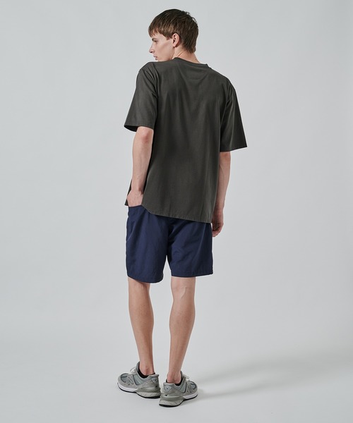 WHITE MOUNTAINEERING(ホワイトマウンテニアリング)の「【White Mountaineering】別注 ONE EYELET POCKET TEE(Tシャツ/カットソー・メンズ・ホワイト/ダークグレー/ブラック・2/1/3)」の17枚目の写真