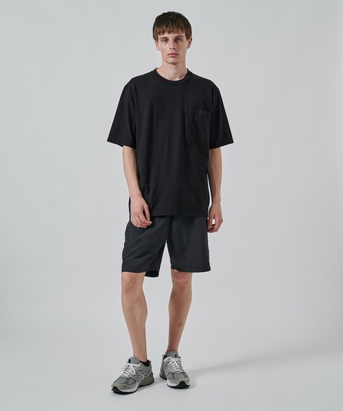 WHITE MOUNTAINEERING(ホワイトマウンテニアリング)の「【White Mountaineering】別注 ONE EYELET POCKET TEE(Tシャツ/カットソー・メンズ・ホワイト/ダークグレー/ブラック・2/1/3)」の10枚目の写真