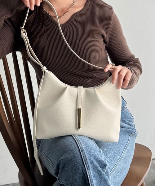 classicalelf(クラシカルエルフ)の「シンプルキレイめで高見えを叶える◎メタルパーツソフトシュリンクレザーバッグ(ショルダーバッグ・レディース・ブラック/アイボリー/ベージュ系・ONE SIZE)」の2枚目の写真